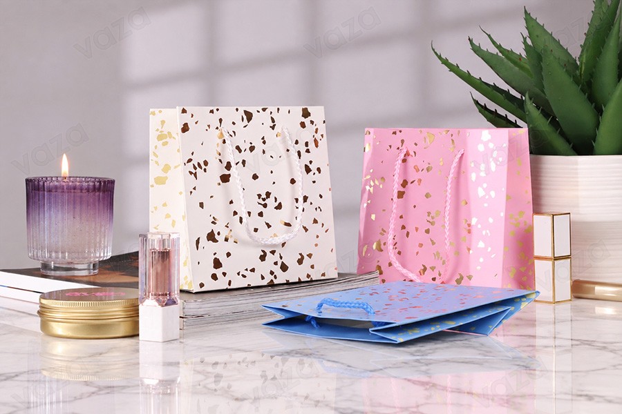 Geschenktüten aus Papier, 150 x 60 x 145 mm, mit goldenen Details und Kordel zum Aufhängen – 12 Stück, verschiedene Farben Geschenktüten aus Papier, 150 x 60 x 145 mm, mit goldenen Details und Kordel zum Aufhängen – 12 Stück, verschiedene Farben-bildgruppe