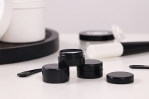 Schwarze Cremedose aus Kunststoff 5 ml -Packung mit 12 Stücken Schwarze Cremedose aus Kunststoff 5 ml -Packung mit 12 Stücken-bildgruppe