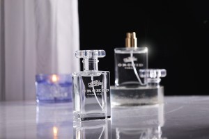 Flacon de parfum en verre transparent de 50 ml avec vaporisateur et bouchon-εικόνα_σύνθεση