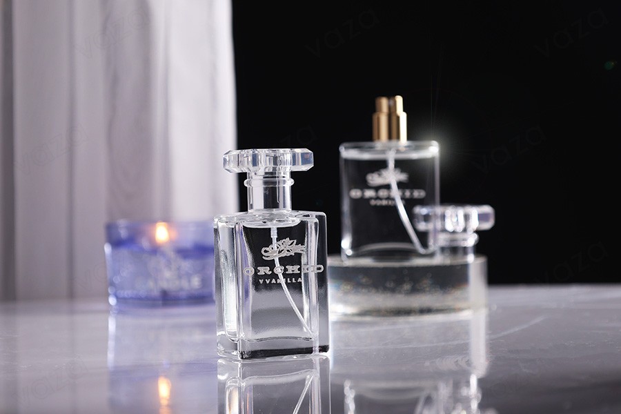Flacone di profumo in vetro trasparente da 50 ml con vaporizzatore e tappo. Flacone di profumo in vetro trasparente da 50 ml con vaporizzatore e tappo.-gruppo_immagini