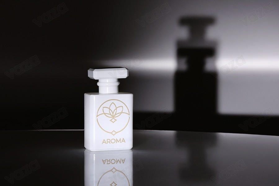 Shishe parfumi prej qelqi 50 ml në ngjyrë të zezë me sprej dhe kapak Shishe parfumi prej qelqi 50 ml në ngjyrë të zezë me sprej dhe kapak -imazh_grup
