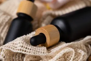 Γυάλινο μπουκαλάκι για αιθέρια έλαια 30 ml μαύρο αμμοβολής με στόμιο PP18-5