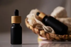 Γυάλινο μπουκαλάκι για αιθέρια έλαια 30 ml μαύρο αμμοβολής με στόμιο PP18-3