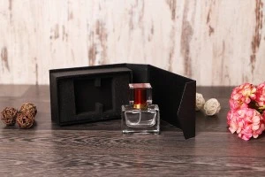 Glass perfume bottle with gold spray, elegant acrylic, red cap and special case with magnetic closure. Capacity 30ml. (minimum order: 1 box)-1