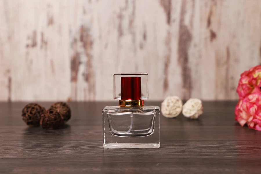 Glass perfume bottle with gold spray, elegant acrylic, red cap and special case with magnetic closure. Capacity 30ml. (minimum order: 1 box)