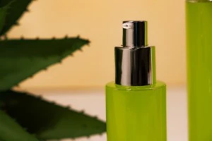 Bottiglietta da 30 ml in vetro trasparente con pompa in color argento e tappo.-6