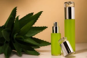 Bottiglietta da 30 ml in vetro trasparente con pompa in color argento e tappo.-5