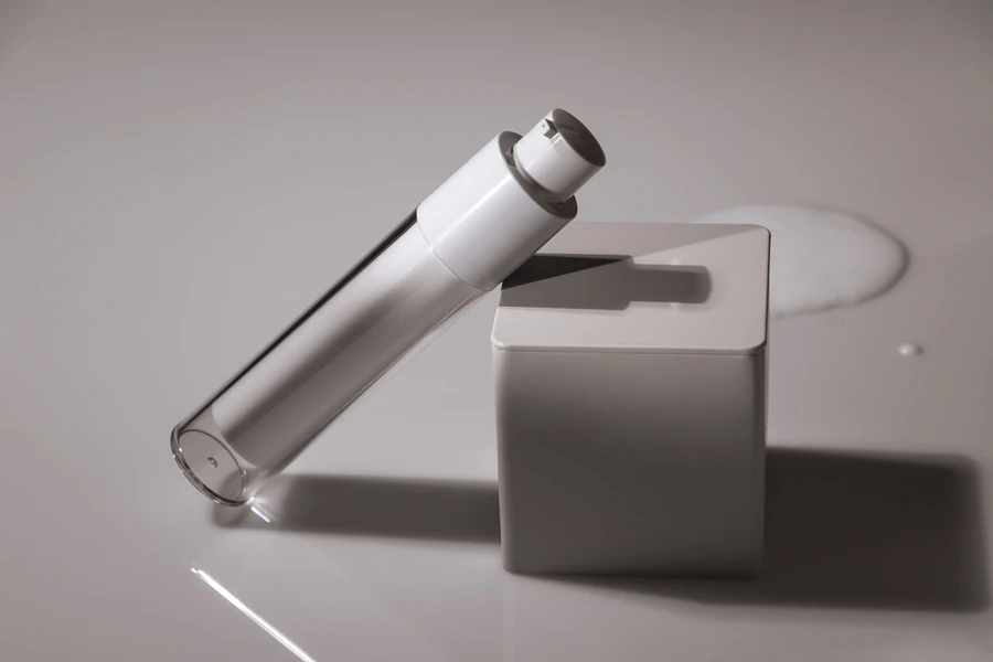 Bottiglia airless da 50 ml per crema in plastica con custodia esterna in acrilico Bottiglia airless da 50 ml per crema in plastica con custodia esterna in acrilico