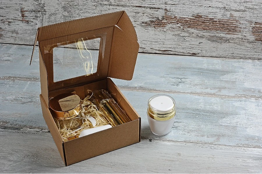 Kraft paper box with window in size 170x170x50 mm - Available in a package with 20pcs Kraft paper box with window in size 170x170x50 mm - Available in a package with 20pcs