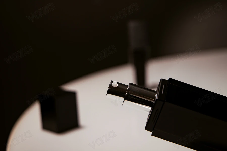 Μπουκαλάκι πολυτελείας 15 ml μαύρο με αντλία και καπάκι-εικόνα_σύνθεση