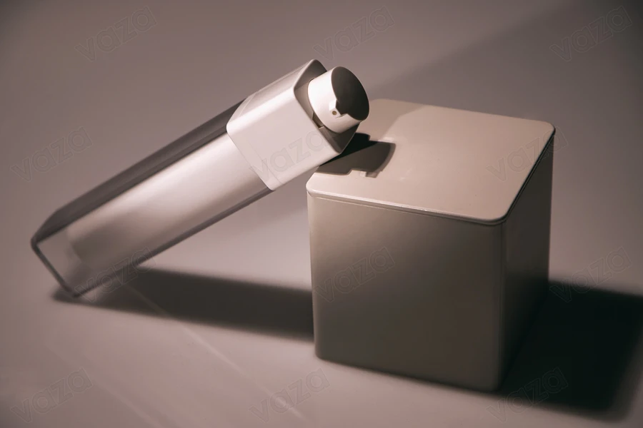 La bottiglietta airless è in acrilico, ha una capacità di 50 ml e dispone di una pompetta bianca. La bottiglietta airless è in acrilico, ha una capacità di 50 ml e dispone di una pompetta bianca.-gruppo_immagini