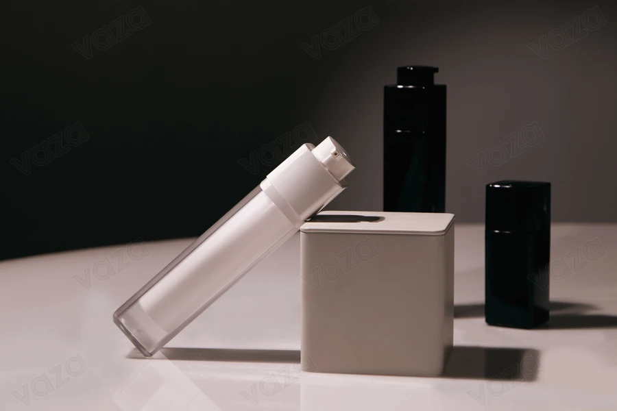 La bottiglietta airless è in acrilico, ha una capacità di 50 ml e dispone di una pompetta bianca. La bottiglietta airless è in acrilico, ha una capacità di 50 ml e dispone di una pompetta bianca.-gruppo_immagini