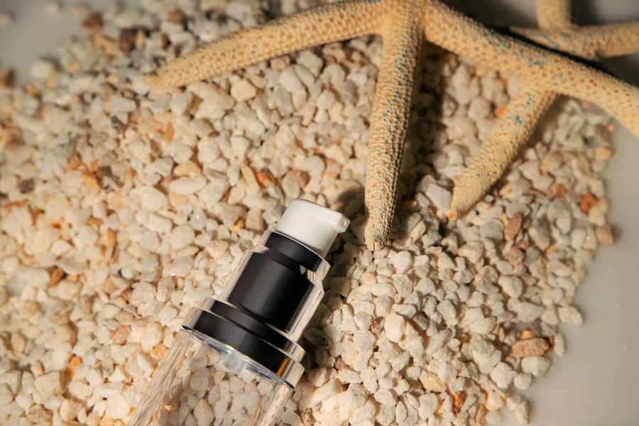 Bottiglia airless da 30 ml per creme, con corpo trasparente in acrilico e tappo in color argento.