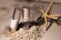 Bottiglia airless da 30 ml per crema con corpo bianco in plastica, con tappo e base in alluminio di colore argento opaco.