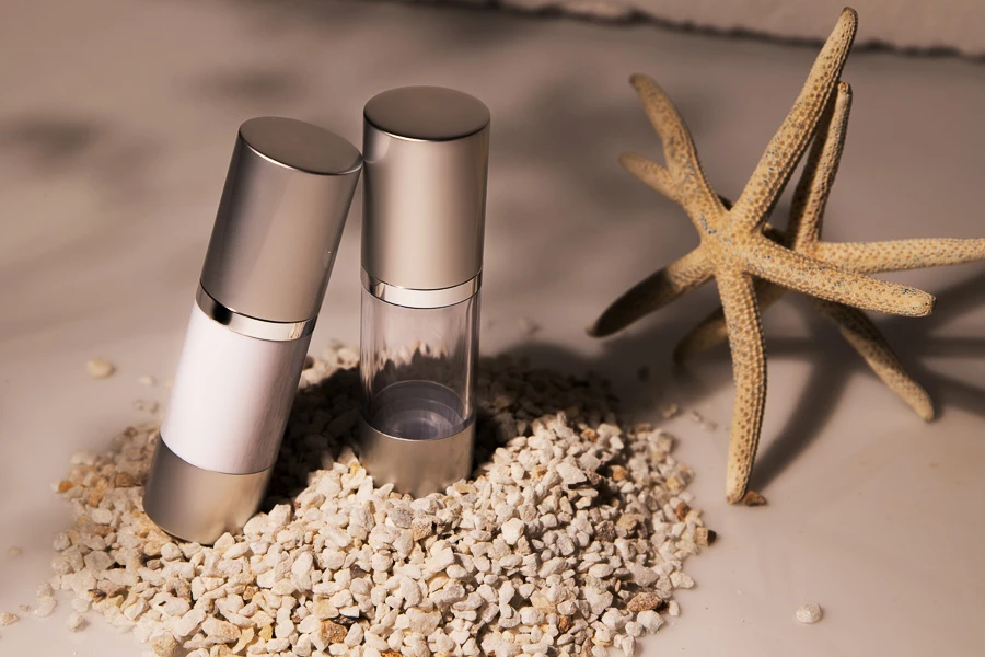 Bottiglia airless da 30 ml per crema con corpo bianco in plastica, con tappo e base in alluminio di colore argento opaco.