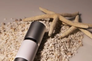 Bottiglia airless da 30 ml per crema con corpo bianco in plastica, con tappo e base in alluminio di colore argento opaco.-8