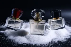 Bottiglia di profumo in vetro da 100 ml (PP 15) di forma rettangolare con collo 15/400-5