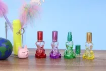 Μπουκαλάκι 10 ml με σπρέι και καπάκι σε σχήμα αρκουδάκι Μπουκαλάκι 10 ml με σπρέι και καπάκι σε σχήμα αρκουδάκι