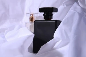 Bottiglia di profumo da 100 ml in vetro di colore nero con spray e tappo.-5