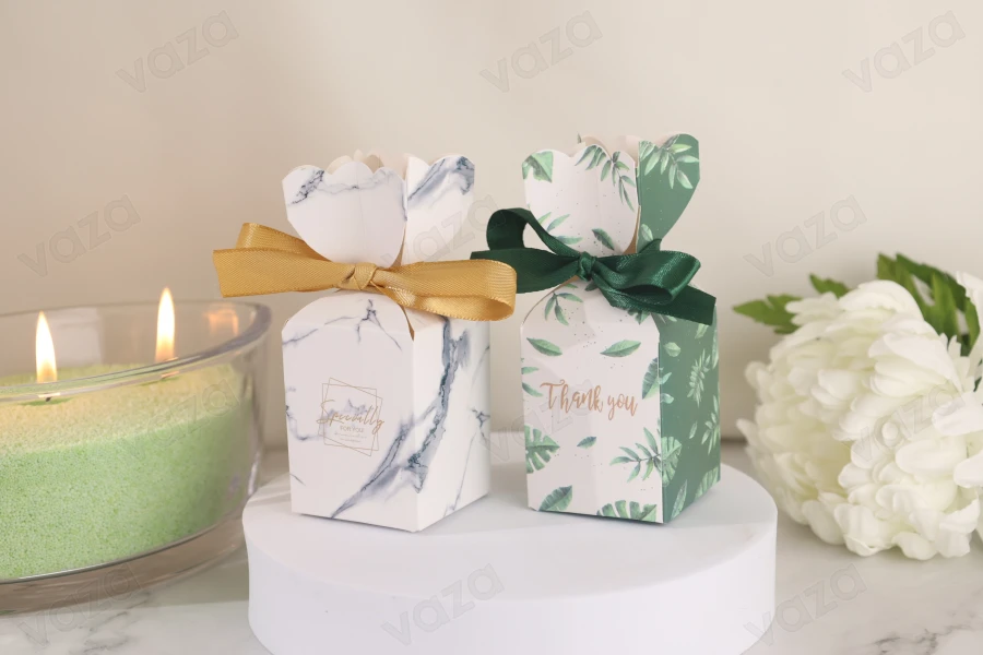 Kuti dhuratash prej letre 50x50x120 mm me kordelë në dizajne të ndryshme - 50 copë               -imazh_grup
