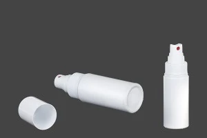 Bottiglia di plastica bianca da 50 ml con spruzzatore per sostanze leggermente oleose e tappo bianco - PP 28.-2