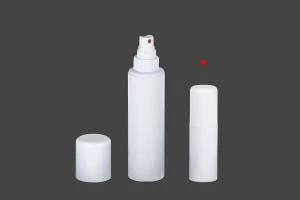 Bottiglia di plastica bianca da 50 ml con spruzzatore per sostanze leggermente oleose e tappo bianco - PP 28.-3