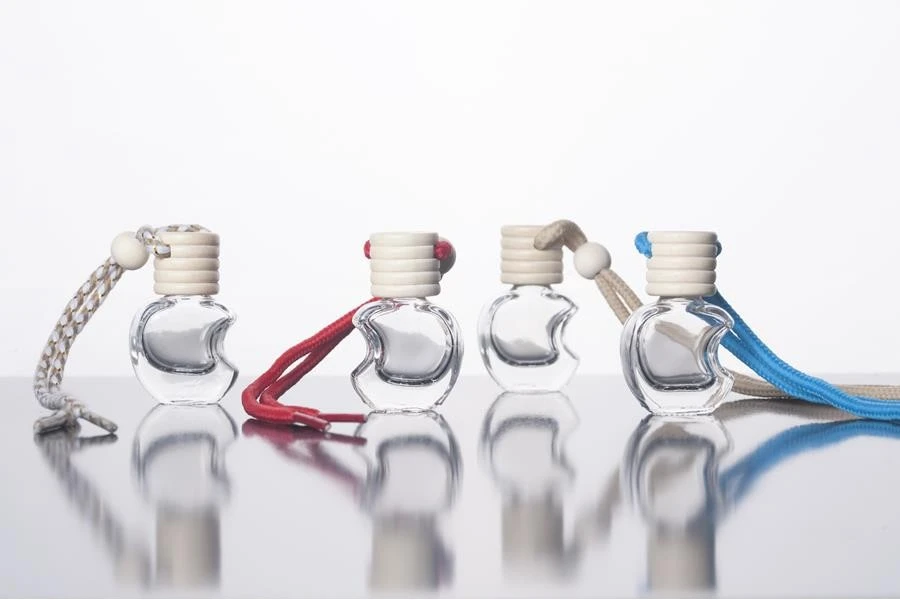 Bottiglietta per profumatore auto da 5 ml con coperchio e tappo di legno a forma di mela - confezione da 25 pezzi. Bottiglietta per profumatore auto da 5 ml con coperchio e tappo di legno a forma di mela - confezione da 25 pezzi.