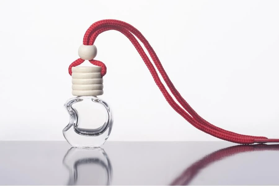 Bottiglietta per profumatore auto da 5 ml con coperchio e tappo di legno a forma di mela - confezione da 25 pezzi. Bottiglietta per profumatore auto da 5 ml con coperchio e tappo di legno a forma di mela - confezione da 25 pezzi.