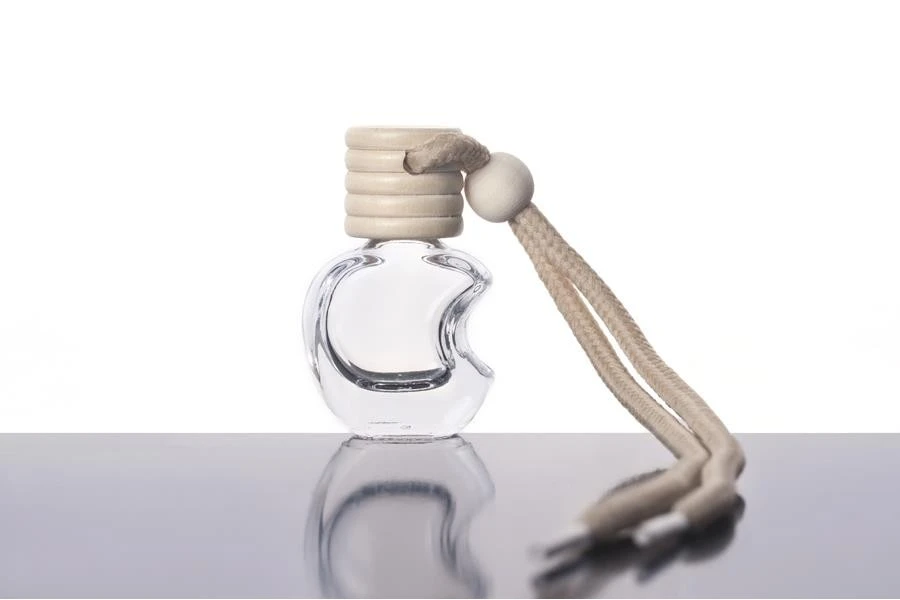 Bottiglietta per profumatore auto da 5 ml con coperchio e tappo di legno a forma di mela - confezione da 25 pezzi. Bottiglietta per profumatore auto da 5 ml con coperchio e tappo di legno a forma di mela - confezione da 25 pezzi.