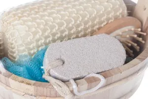 Coffret d'accessoires de salle de bain dans un panier en bois-2