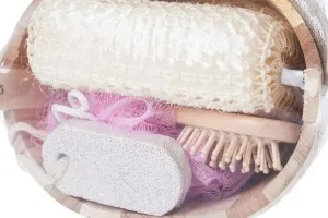 Coffret d'accessoires de salle de bain dans un panier en bois-3