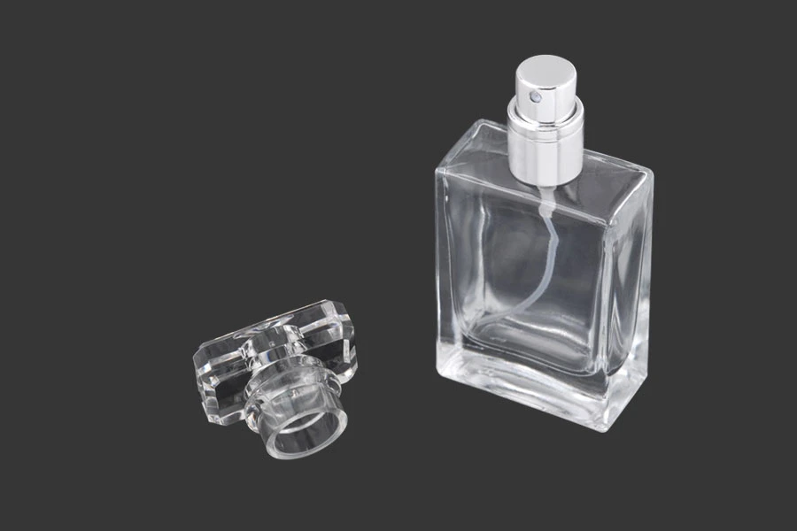 Γυάλινη φιάλη αρωμάτων 30 ml με καπάκι και σπρέι (PP 15) Γυάλινη φιάλη αρωμάτων 30 ml με καπάκι και σπρέι (PP 15)