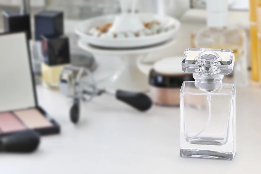 Γυάλινη φιάλη αρωμάτων 30 ml με καπάκι και σπρέι (PP 15) Γυάλινη φιάλη αρωμάτων 30 ml με καπάκι και σπρέι (PP 15)