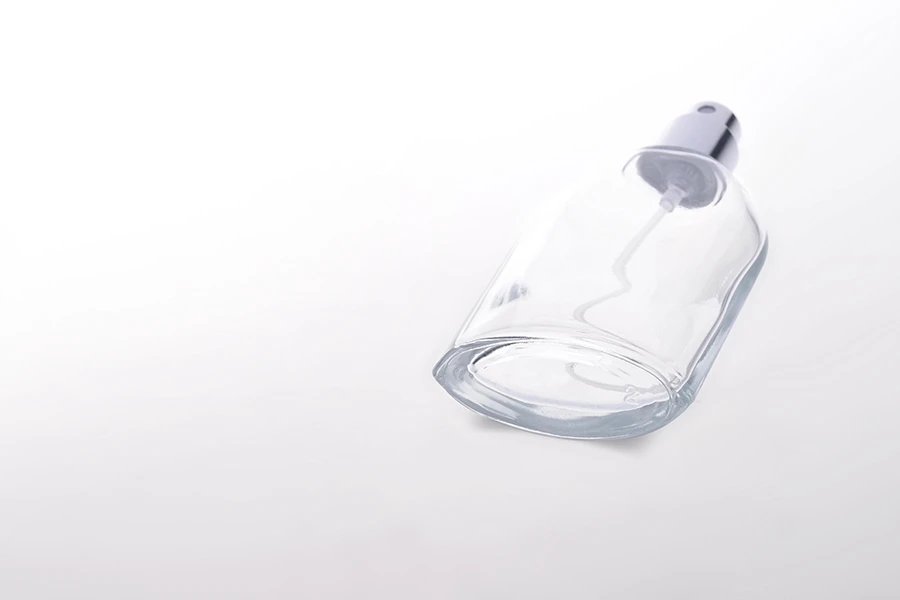 Μπουκαλάκι γυάλινο 30 ml με αλουμινένιο ασημί σπρέι και καπάκι Μπουκαλάκι γυάλινο 30 ml με αλουμινένιο ασημί σπρέι και καπάκι
