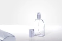 Μπουκαλάκι γυάλινο 30 ml με αλουμινένιο ασημί σπρέι και καπάκι Μπουκαλάκι γυάλινο 30 ml με αλουμινένιο ασημί σπρέι και καπάκι