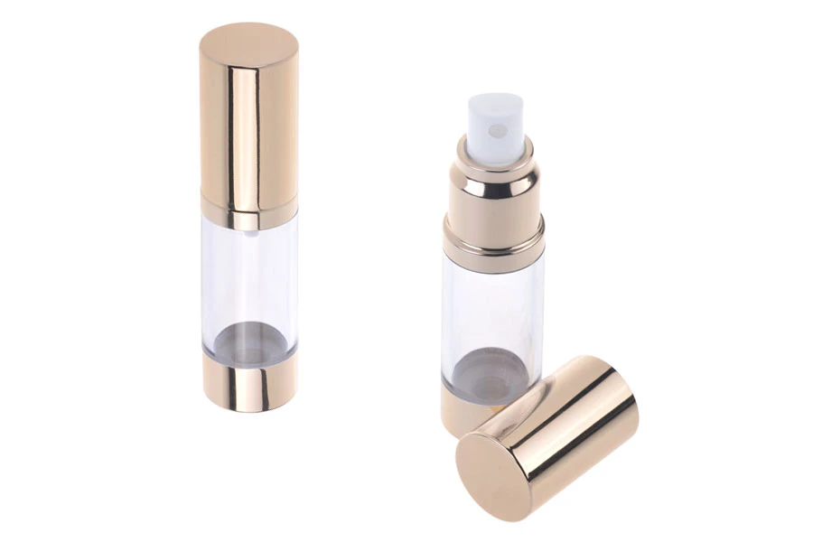Bottiglia airless da 15 ml per miscelazioni acquose con corpo in plastica trasparente, tappo e base in alluminio disponibile in 3 colori (oro, argento lucido e opaco).