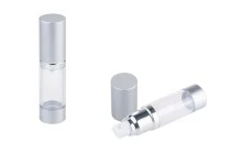 Bottiglia airless da 15 ml per miscelazioni acquose con corpo in plastica trasparente, tappo e base in alluminio disponibile in 3 colori (oro, argento lucido e opaco).