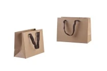 Borsa da regalo di carta ecologica kraft con manico marrone e patta da 20mm 230 x 100 x 170 mm Borsa da regalo di carta ecologica kraft con manico marrone e patta da 20mm 230 x 100 x 170 mm