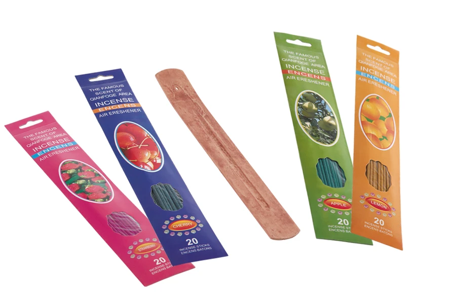 Lot de baguettes de bambou à 4 arômes naturels de plantes ou de fruits et socle en bois Lot de baguettes de bambou à 4 arômes naturels de plantes ou de fruits et socle en bois