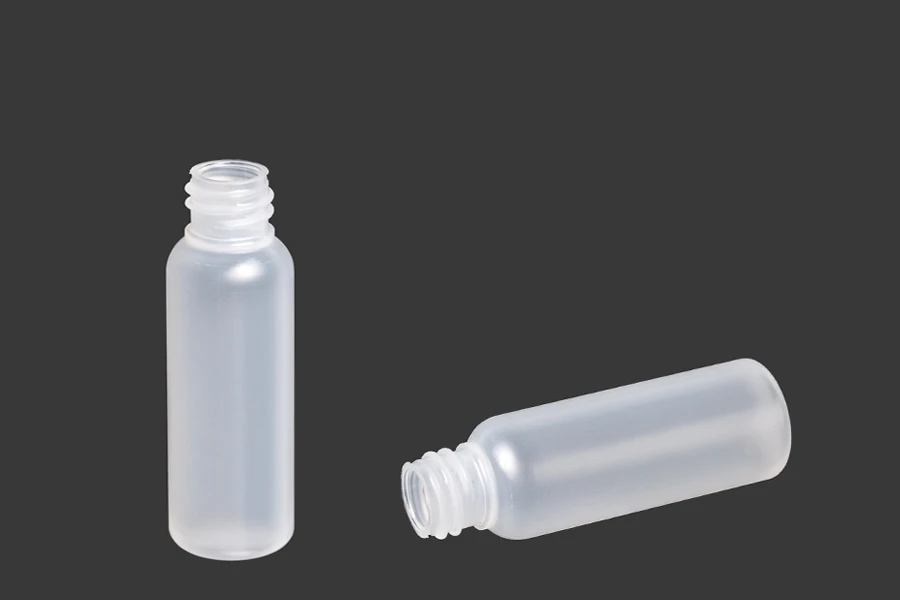 Flacon plastique translucide de 20 ml avec bec verseur PP 18 Flacon plastique translucide de 20 ml avec bec verseur PP 18