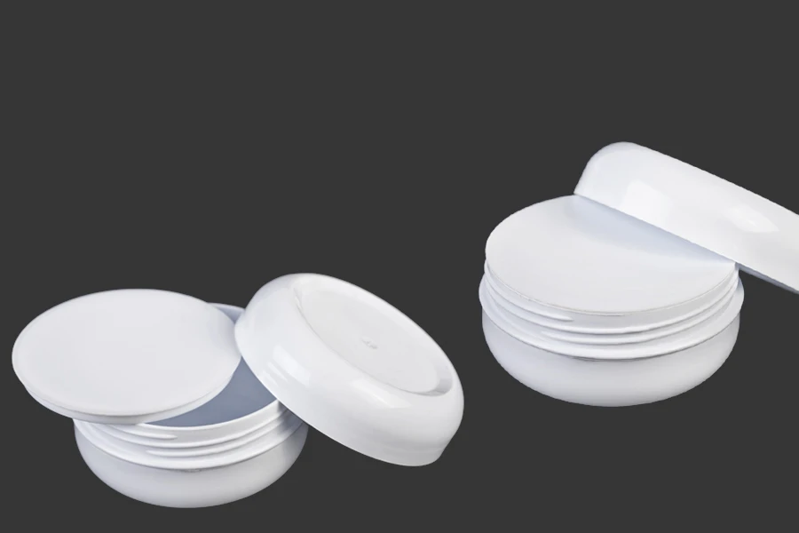 Vasetto di plastica bianco da 50 ml con inserto interno