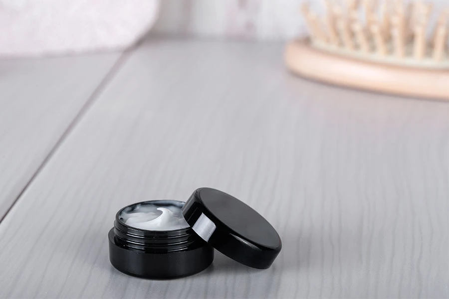 Πλαστικό βάζο για κρέμα 5 ml χρώμα μαύρο σε συσκευασία 12 τμχ Πλαστικό βάζο για κρέμα 5 ml χρώμα μαύρο σε συσκευασία 12 τμχ