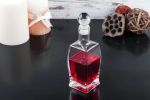 Un'elegante bottiglia da 200 ml per olio e bevande.-2