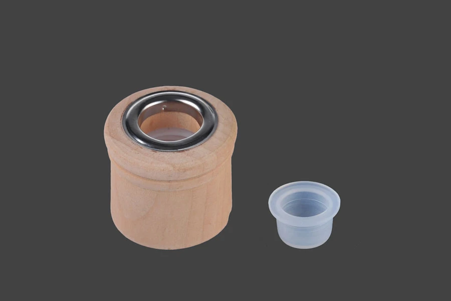 Tappo per bottiglia diffusore di ambiente in legno PP28 color caffè con anello interno in alluminio argentato, con alloggiamento per bastoncini e tappo. Tappo per bottiglia diffusore di ambiente in legno PP28 color caffè con anello interno in alluminio argentato, con alloggiamento per bastoncini e tappo.