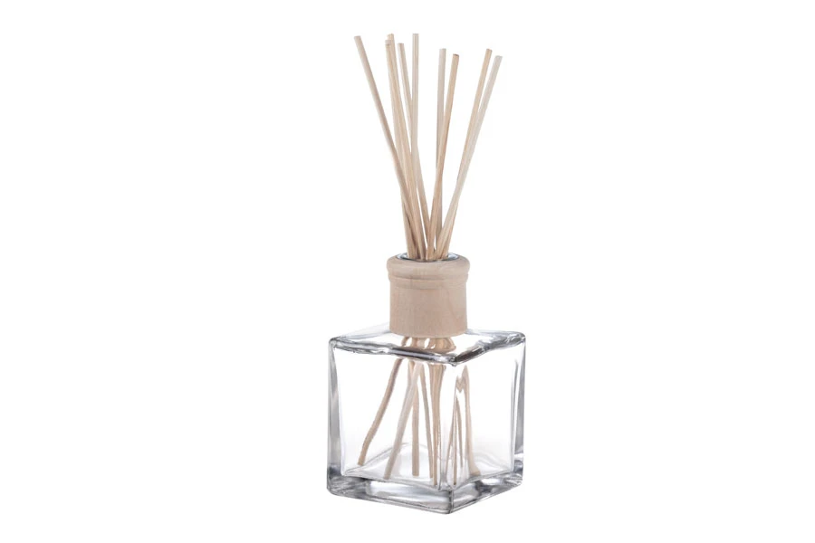 Tappo per bottiglia diffusore di ambiente in legno PP28 color caffè con anello interno in alluminio argentato, con alloggiamento per bastoncini e tappo. Tappo per bottiglia diffusore di ambiente in legno PP28 color caffè con anello interno in alluminio argentato, con alloggiamento per bastoncini e tappo.