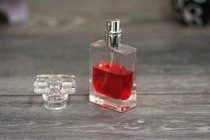 Γυάλινη φιάλη αρωμάτων 30 ml με καπάκι και σπρέι (PP 15) Γυάλινη φιάλη αρωμάτων 30 ml με καπάκι και σπρέι (PP 15)