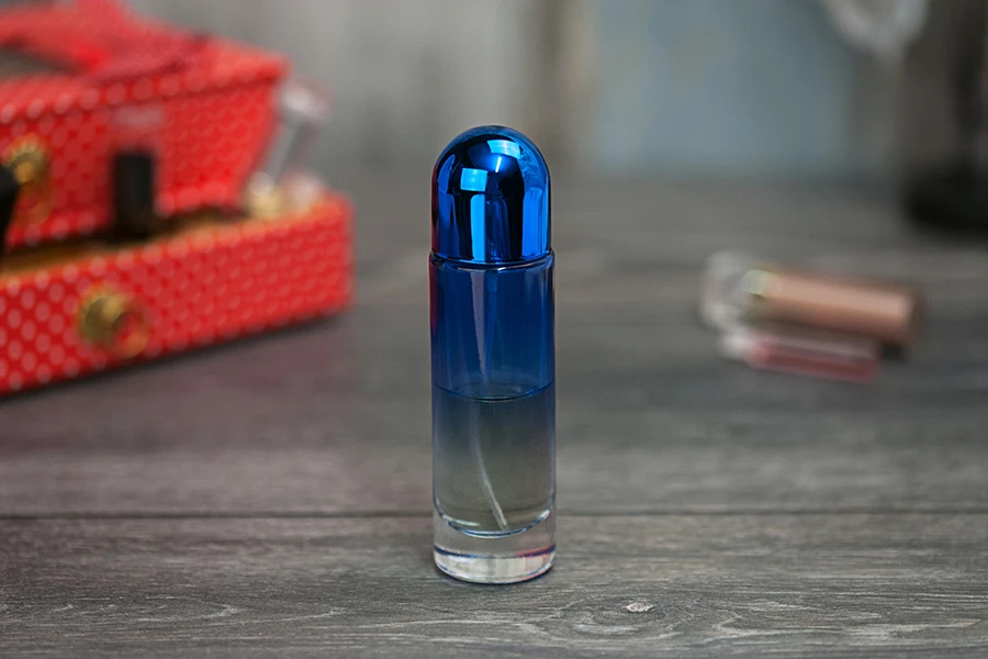 Flacon rond de 30 ml en verre de différentes couleurs avec bouchon et vaporisateur argenté