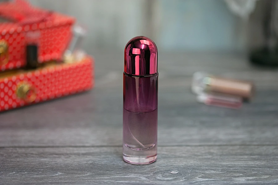 Flacon rond de 30 ml en verre de différentes couleurs avec bouchon et vaporisateur argenté