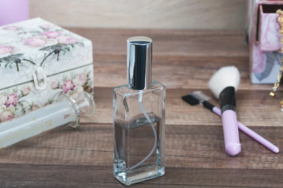 Flacon de parfum en verre rectangulaire de 60 ml Flacon de parfum en verre rectangulaire de 60 ml