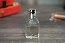 Μπουκαλάκι γυάλινο 30 ml με αλουμινένιο ασημί σπρέι και καπάκι Μπουκαλάκι γυάλινο 30 ml με αλουμινένιο ασημί σπρέι και καπάκι